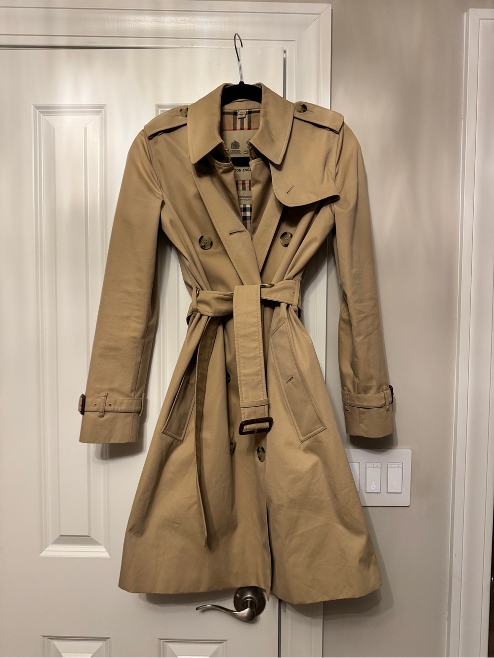 Burberry Beige Classic Trench Coat with Belted Waist (Kensington model) - Picture 1 of 5